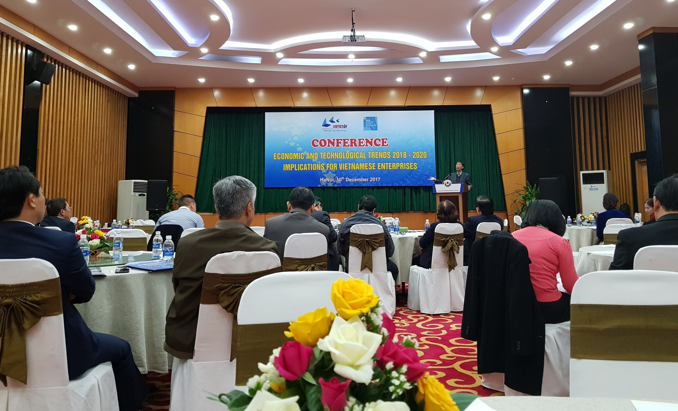 vietstar hoi nghi khach hang